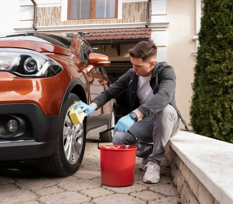 Lavage auto à domicile Saint-Martin-le-Gréard : professionnel intervenant sur un véhicule